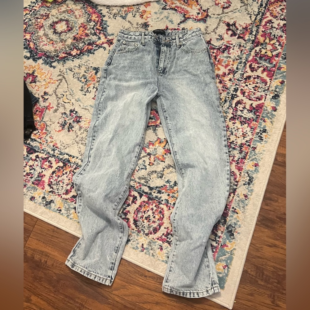 White fox straight leg jeans! So cute and all over tik tok!!